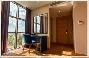 Enjoy a city view from the large window, with a comfortable workspace and a relaxing atmosphere.