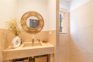 Towels, soap, shampoo, toilet paper - VILLA CAMELIA- 5 bedrooms, sea view, swimming pool (ALBITRECCIA)