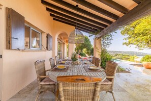 Outdoor dining - VILLA CAMELIA- 5 bedrooms, sea view, swimming pool (ALBITRECCIA)