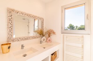 Serviettes fournies, savon, shampoing, papier toilette