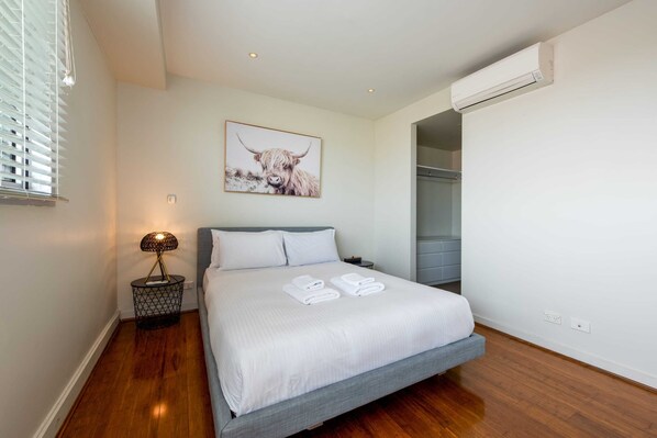 Apartemen Basic, 1 Tempat Tidur Queen | 1 kamar tidur, setrika/meja setrika, dan seprai linen
