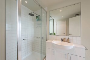 Apartemen Basic, 1 Tempat Tidur Queen | Kamar mandi | Shower, perlengkapan mandi gratis, handuk, dan sabun
