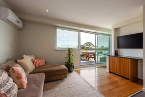 Apartemen Basic, 1 Tempat Tidur Queen | Area keluarga | TV