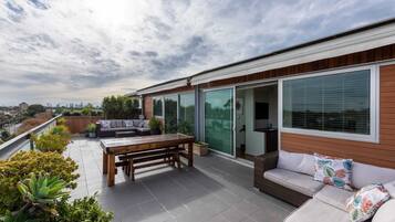Basic Apartment, 1 Queen Bed | Property grounds