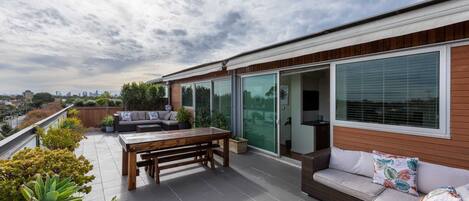 Basic Apartment, 1 Queen Bed | Property grounds