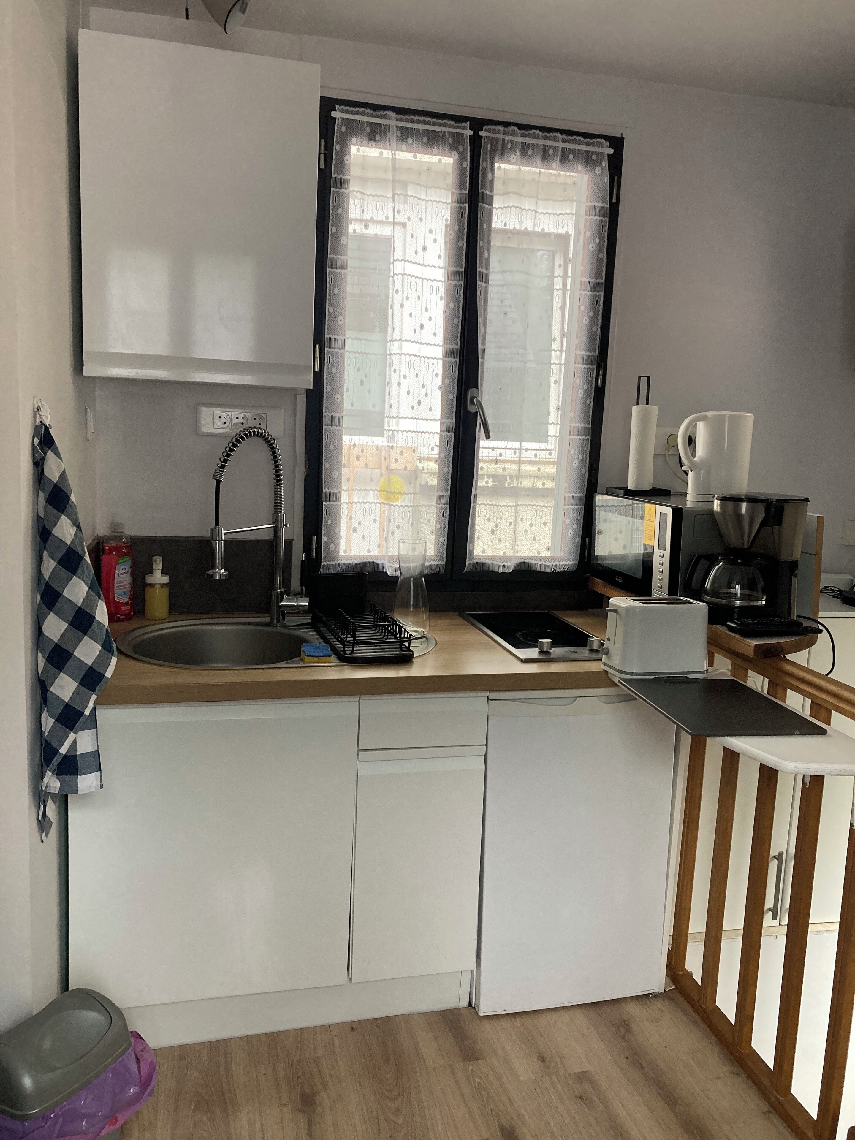 Fridge, microwave, stovetop, coffee/tea maker