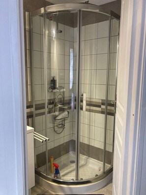 Douche, articles de toilette (gratuits), séchoir à cheveux