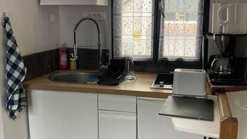 Réfrigérateur, micro-ondes, plaque de cuisson, cafetiÚre/bouilloire