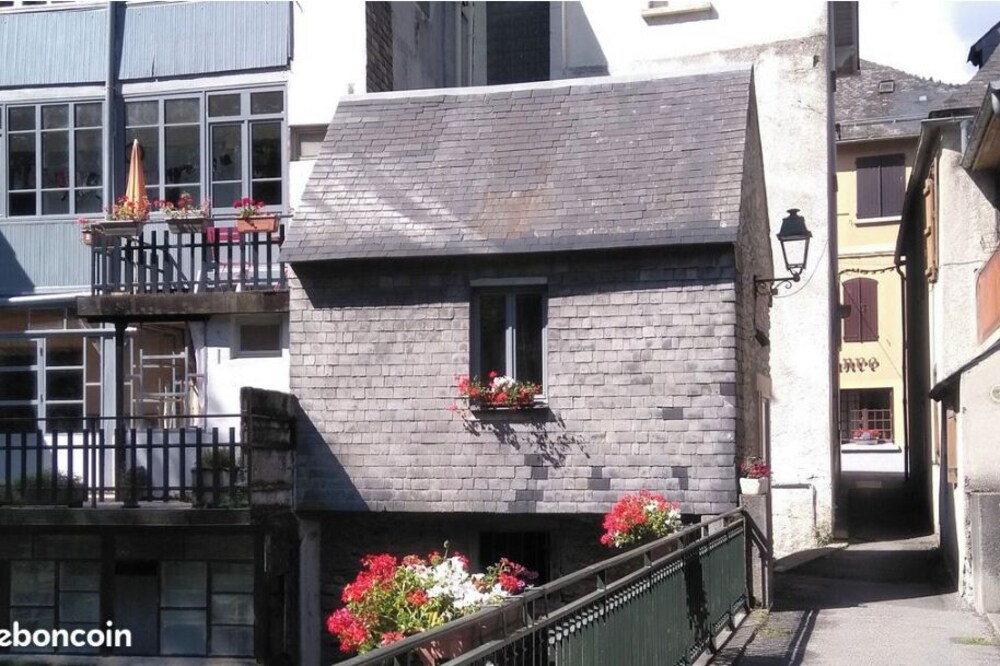 the "Cabaneste" in the center of Arreau