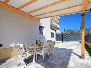 Outdoor dining - Garden aparment!!! (Trogir)