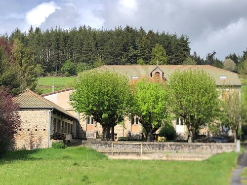 Apartment with view of the ancient castle of Viverols 