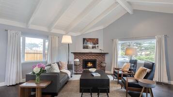 Smart TV, fireplace