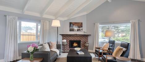 Smart TV, fireplace