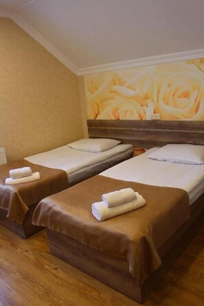 Desk, soundproofing, free WiFi, bed sheets - Hotel Gera (Mestia)