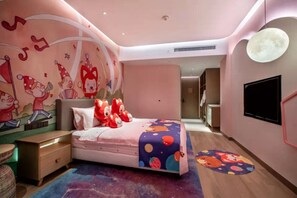 A child's bedroom with a bed, toys, and a mural. - Lebanshan Hotel Chongqing (Chongqing)