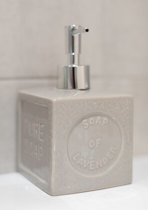 Dusj, hårføner og håndklær