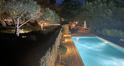 18th-century Provençal farmhouse, chic and rustic, restored and air-conditioned