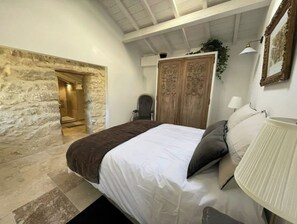 5 bedrooms, desk, iron/ironing board, travel crib