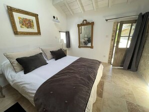 5 chambres, bureau, fer et planche à repasser, lit parapluie