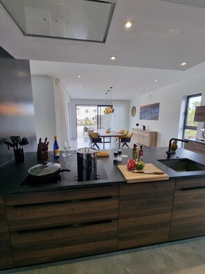 Frigorífico, microondas, horno y placa de cocina