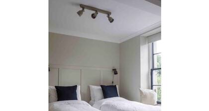 Peverel House, Tideswell. Sleeps 4, Dog Friendly