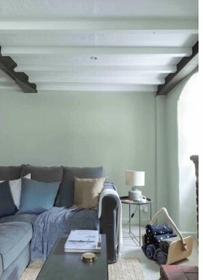 Smart-TV, peis, DVD-spiller og bøker