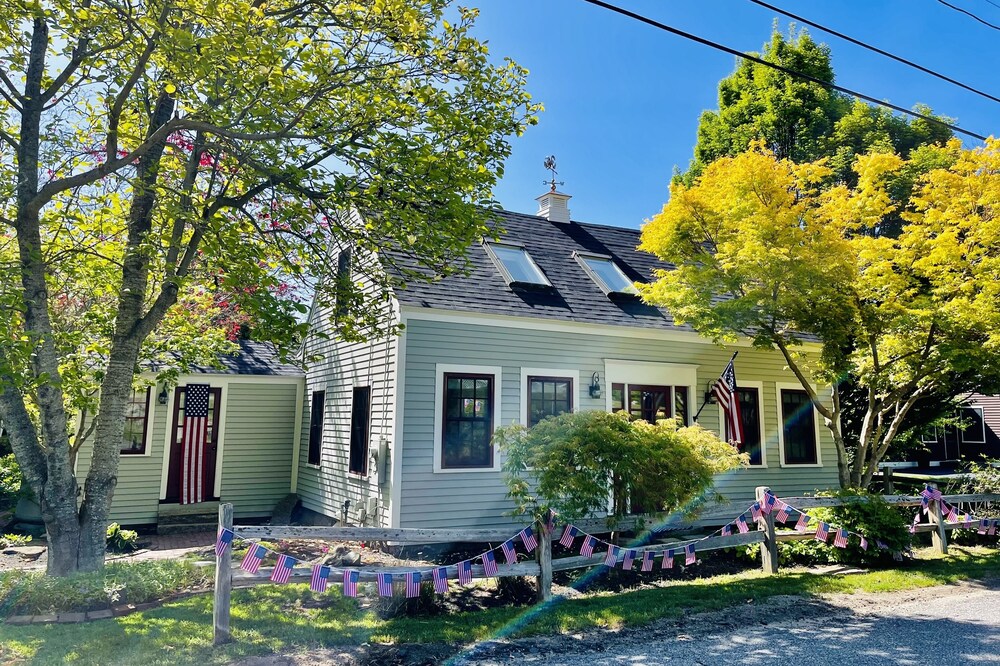 Charming 1796 Frenchmans Cottage in the heart of Kennebunkport and Cape Porpoise