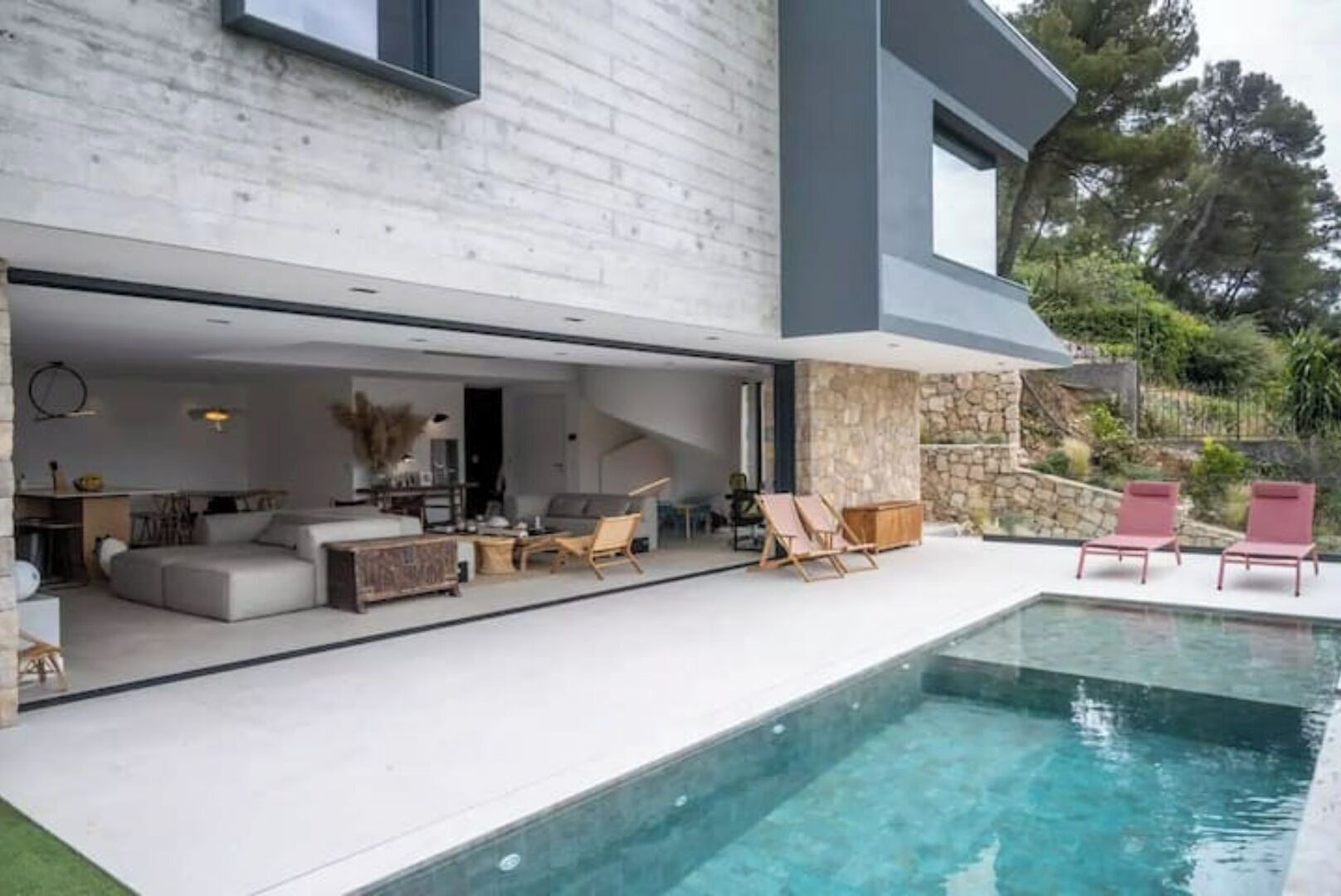 Una piscina al aire libre, una piscina climatizada