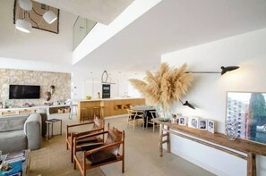 Smart TV - Architect-designed villa with pool and magnificent view  (Saint-Paul-de-Vence)