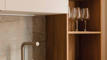 1 habitación, decoración personalizada, muebles diferentes y escritorio