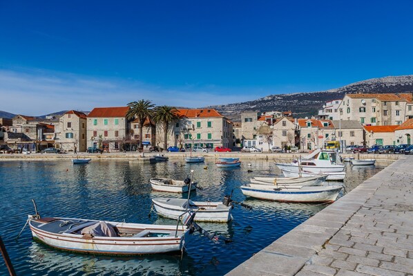 Marina - A2 - spacious apt on seafront with the sea view (Kaštel Stari)