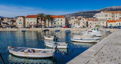 A2 - spacious apt on seafront with the sea view