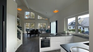 Kjøleskap, ovn, kokeplater og oppvaskmaskin