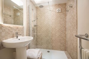 Douche, sèche-cheveux, serviettes fournies, savon