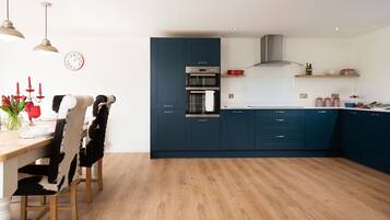 雪櫃、微波爐、焗爐、爐具