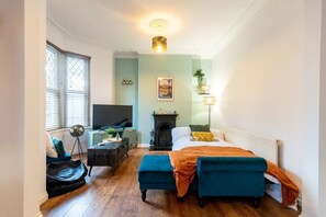 3 bedrooms, desk, travel cot, WiFi - The Wanderer - Lovely 3bd House - upto 10 guests. (Cardiff)