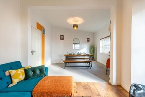 Smart TV - The Wanderer - Lovely 3bd House - upto 10 guests. (Cardiff)