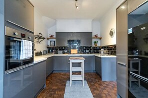 Fridge, microwave, oven, stovetop - The Wanderer - Lovely 3bd House - upto 10 guests. (Cardiff)