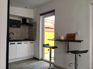 Private kitchen - The corner box: T2 completely independent in villa. (RAVINE DES CABRIS)
