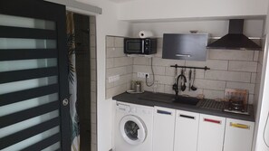 Private kitchen - The corner box: T2 completely independent in villa. (RAVINE DES CABRIS)