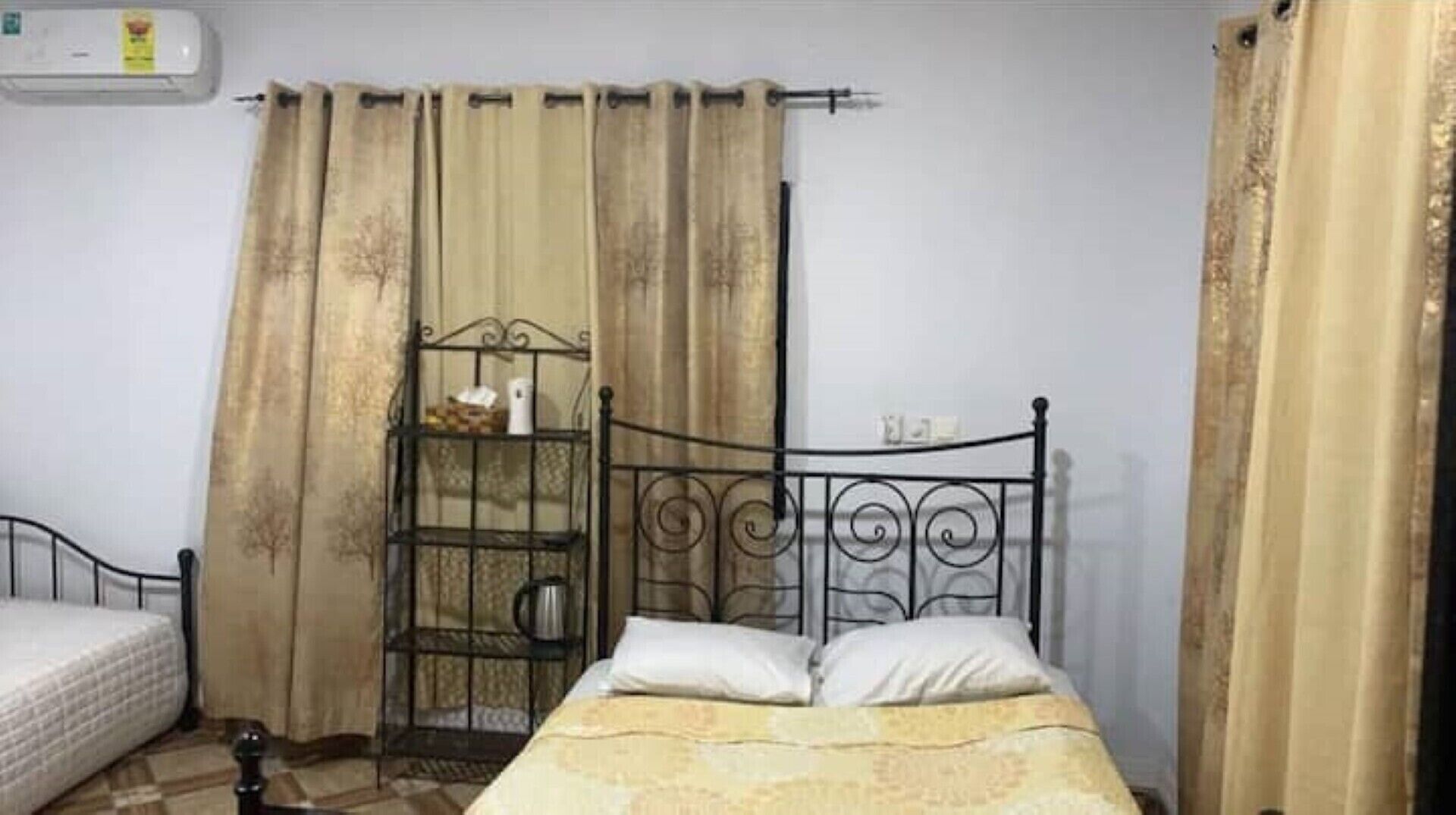 1 bedroom, bed sheets