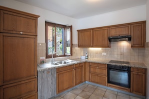 Family Apartment, 2 Bedrooms, Mountainside (Casa panoramica 1) | Private kitchen | Fridge, oven, stovetop, dishwasher