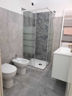 Douche, sèche-cheveux, bidet, serviettes fournies