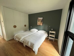 4 chambres, bureau, fer et planche à repasser, accès au Wi-Fi (inclus)