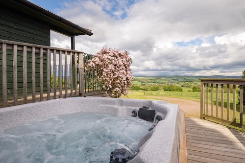 Luxury 5-Star Lodge with Hot Tub & Breathtaking Views – Sleeps 2 ✨