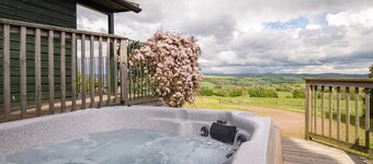 Luxury 5-Star Lodge with Hot Tub & Breathtaking Views – Sleeps 2 ✨