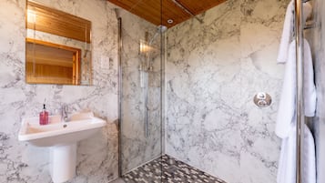 Bathtub, towels