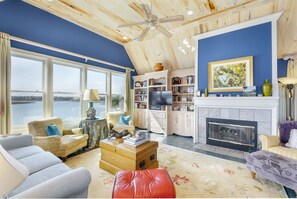 Een televisie en een open haard