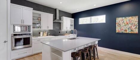 Réfrigérateur, four à micro-ondes, un four, surface de cuisson