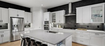 Modern Luxury Townhouse | Uptown & Attractions